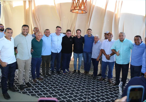Ciro com grupo de prefeitos e lideranças