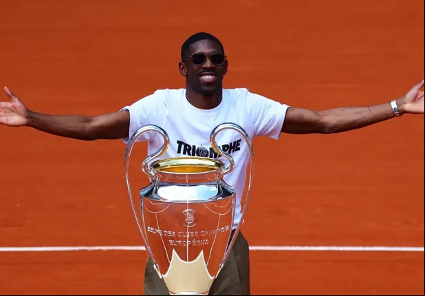 Dembelé, do PSG, exibe taça da Champions League em Roland Garros