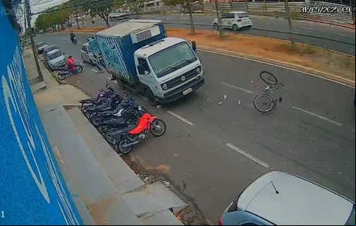 Imagens de câmeras de segurança mostram o momento do acidente