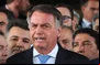Jair Bolsonaro rodeado de apoiadores