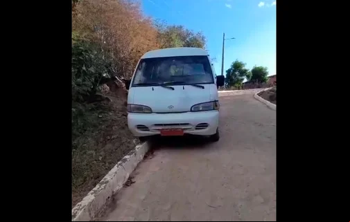 Van quase tomba em Oeiras