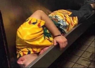 Estudante bebe demais e dorme em mictório de bar nos EUA
