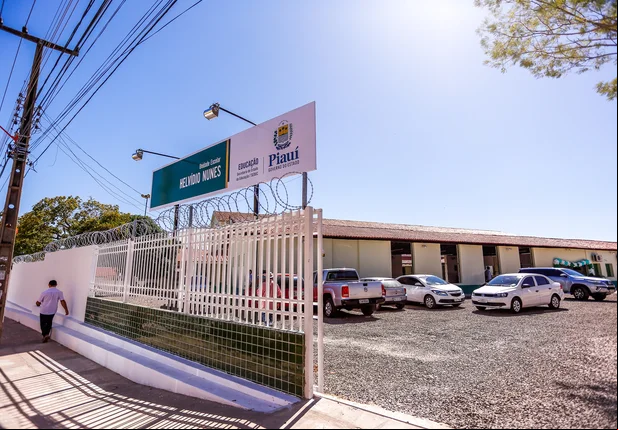Wellington Dias entrega obra da escola Helvídio Nunes