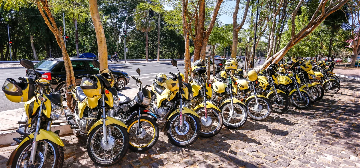 Mototaxistas fazem protestos na frente da Câmara dos vereadores