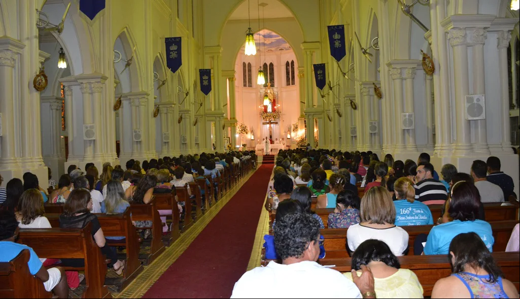 Devotos lotam a igreja em todas as celebrações