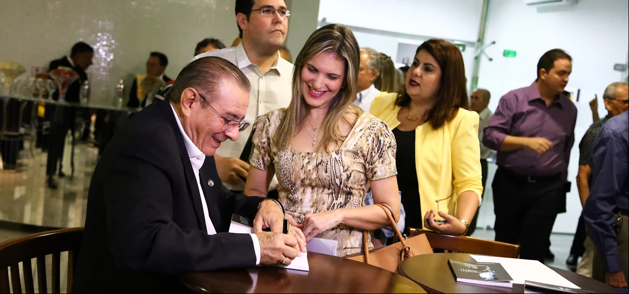 Autografando os Livros  