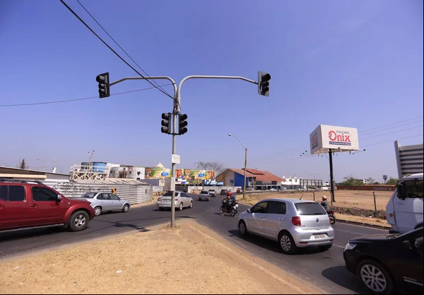 Falha em semáforos causa congestionamento no balão da Miguel Rosa