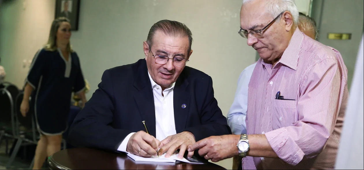 Valdeci Cavalcante Autografa os Livros 