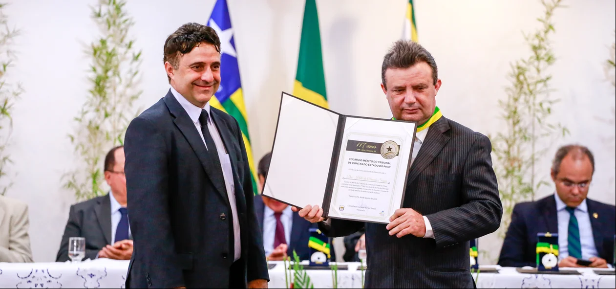 Autoridade homenageada com medalha do colar do mérito