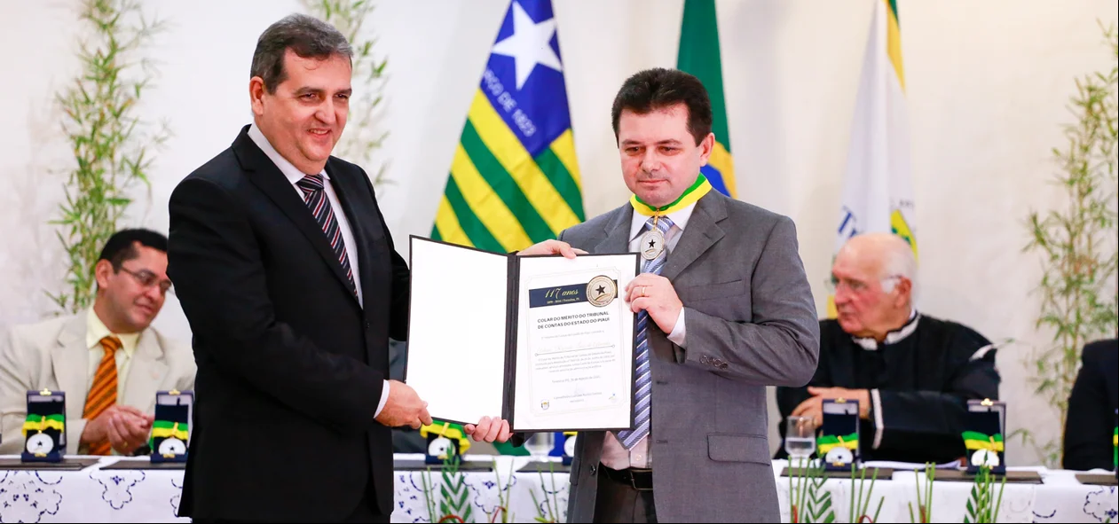 Autoridade homenageada com medalha do colar do mérito