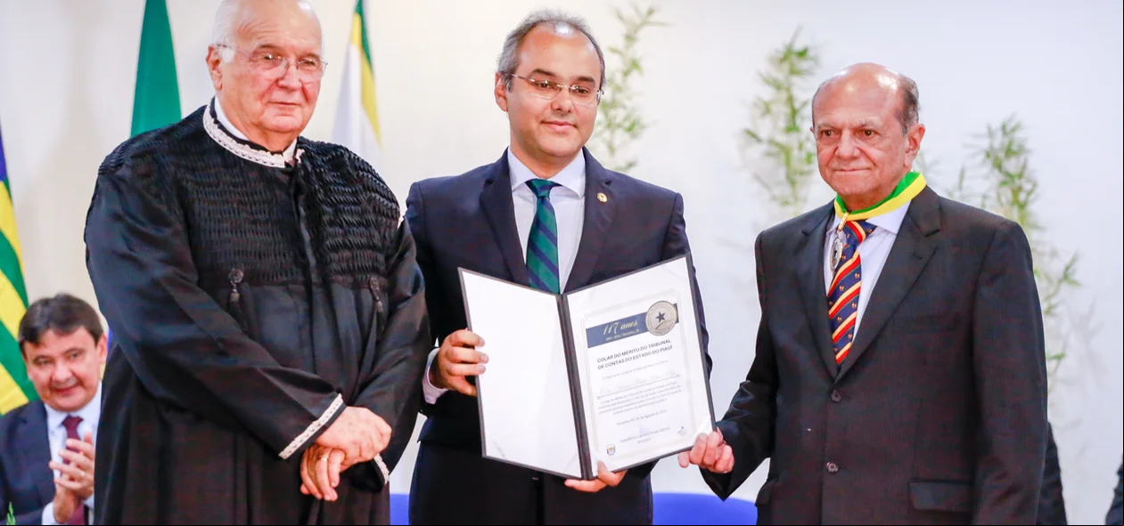 Autoridade homenageada com medalha do colar do mérito