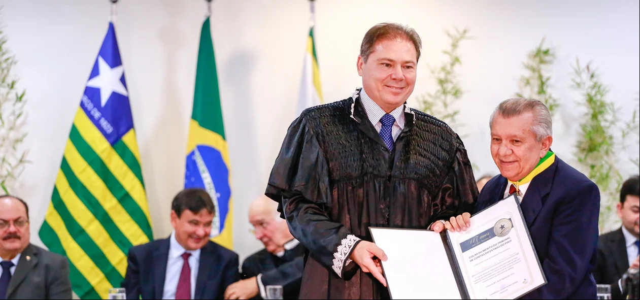 Autoridade homenageada com medalha do colar do mérito