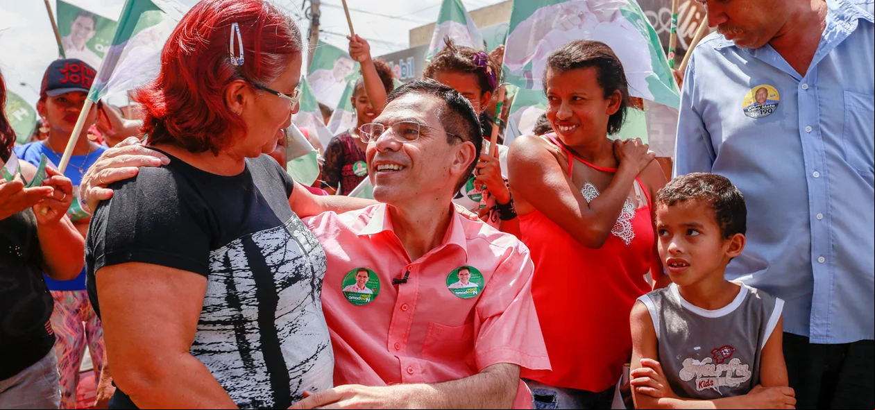 Amadeu recebe carinho de moradora no mocambinho