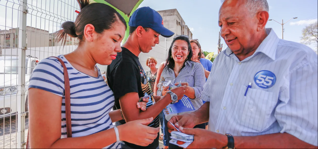 Dr. Pessoa distribui material de campanha em ponto de ônibus da capital