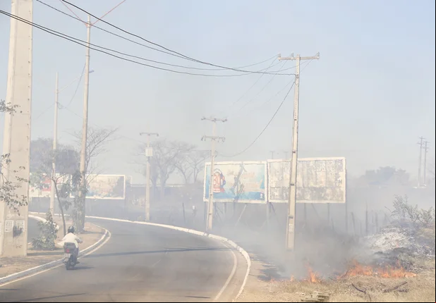 População pega água do esgoto para tentar controlar incêndio 