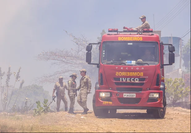 Corpo de Bombeiros é acionado para conter incêndio na Br 343