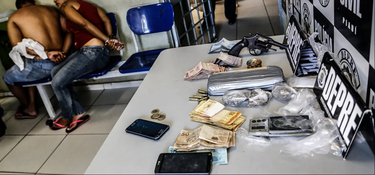 Drogas e dinheiro apreendido 