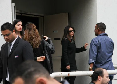 Dira Paes chega ao velório de Montanger
