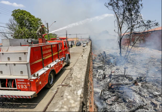 Incêndio atinge terreno no Grande Dirceu