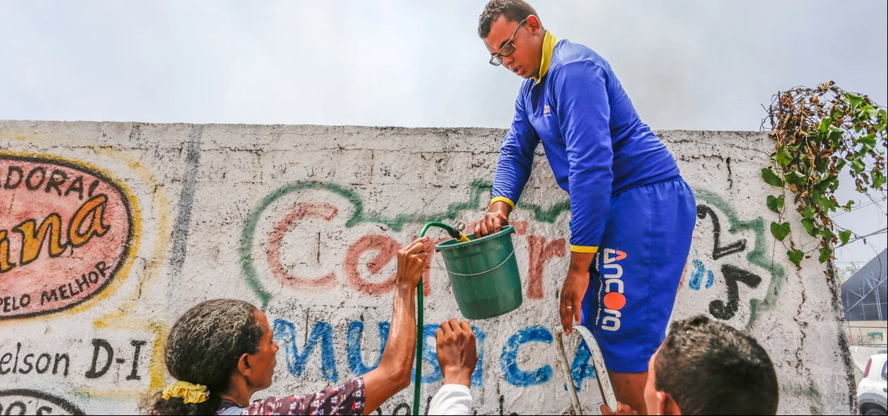Moradores tentando apagar o fogo 