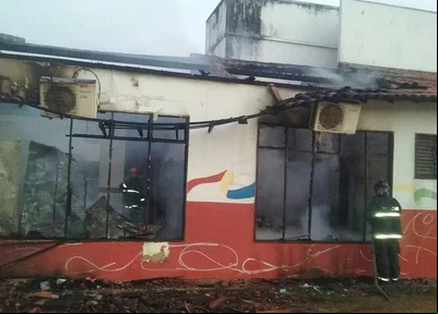 Escola incendiada