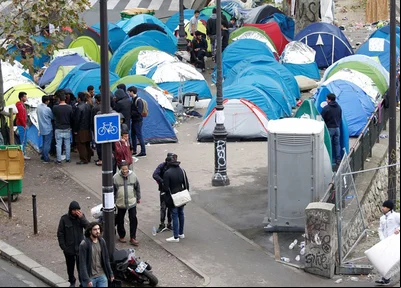 Imigrantes dormem nas ruas de Paris