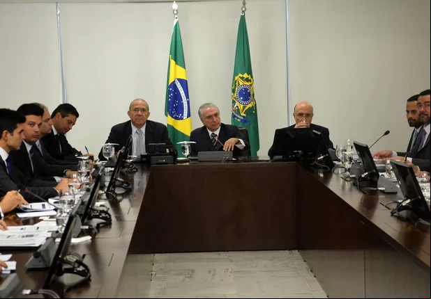 Presidente Michel Temer em reunião com ministros