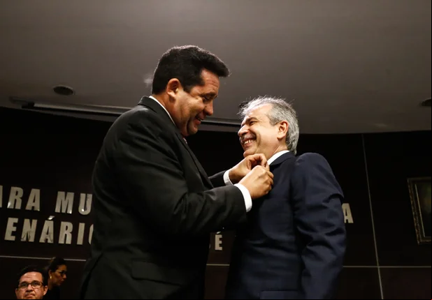 João Vicente de Macêdo Claudino recebendo a medalha 