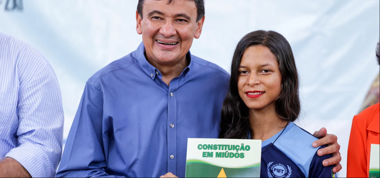 Wellington entrega livro para aluna
