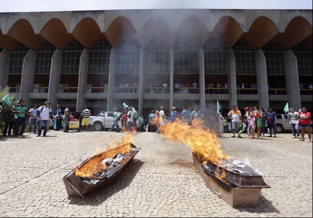 Manifestantes realizam protesto em frente a Alepi em Teresina