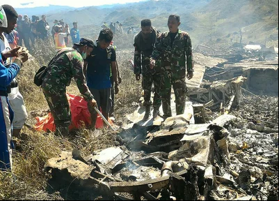 Equipes analisam os destroços do avião