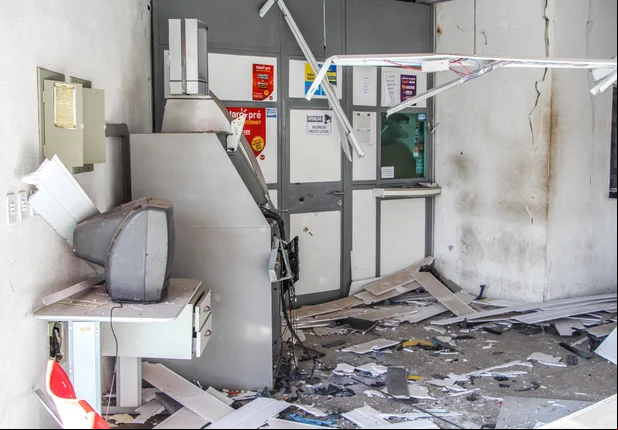 Bandidos explodem caixa eletrônico do Banco do Brasil na Capital