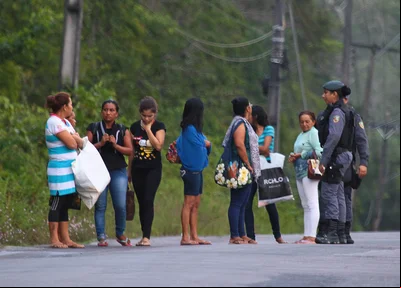 Parentes aguardam informações na entrada do Compaj