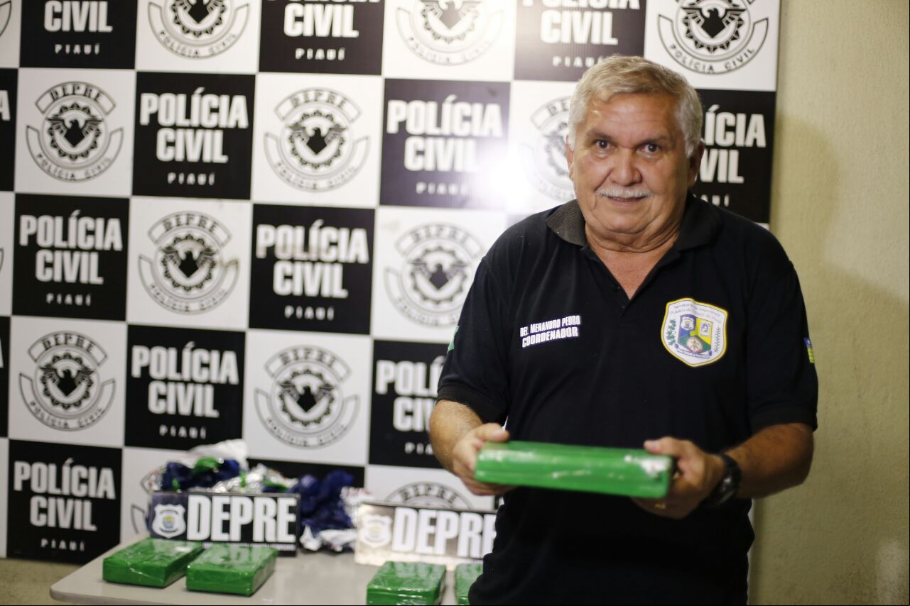 Menandro Pedro mostra cocaína apreendida