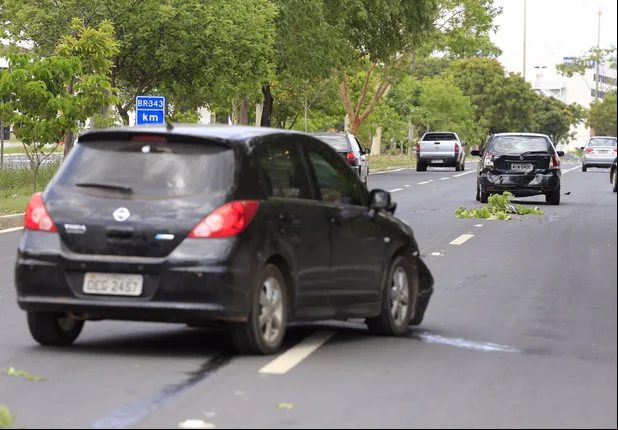 Colisão entre carros na Avenida João XXIII