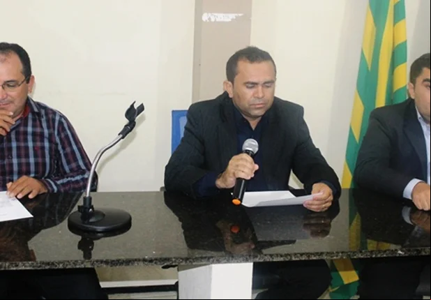 Mesa diretora da Câmara, com o presidente ao centro