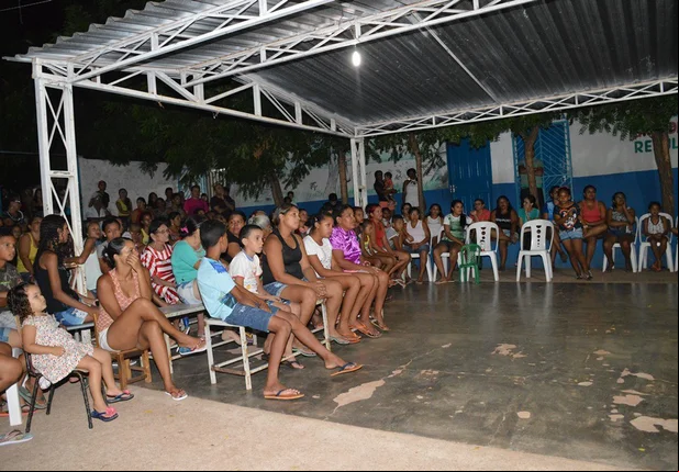 Moradores de Picos protestam contra fechamento de escola