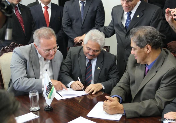 Elmano Férrer se filia ao PMDB