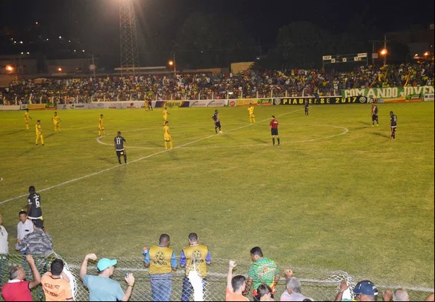 Jogo foi equilibrado com chances desperdiçadas pelos dois lados