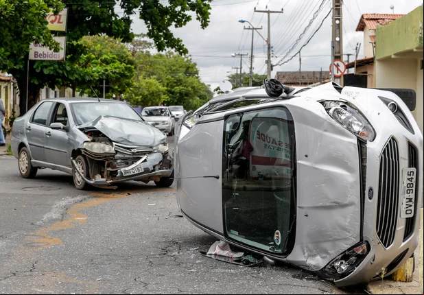 Carros se chocam e um capota nas proximidades da UESPI