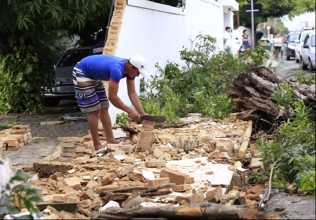 Forte chuva causa estragos em Teresina