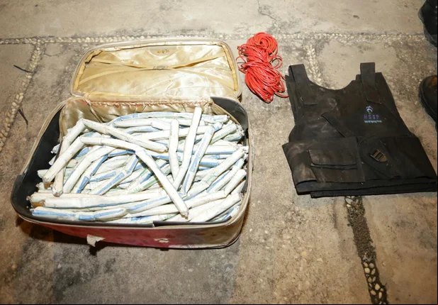 Polícia apreende 53 explosivos no bairro Santo Antonio