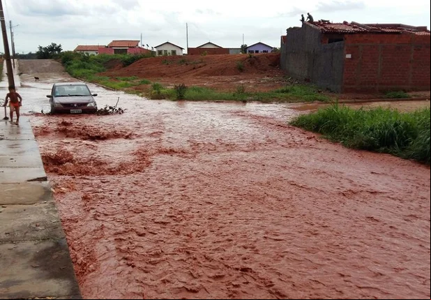 Forte chuva alaga casas e ruas no Vale do Gavião 