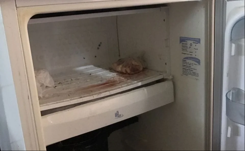 Alimentos são guardados na geladeira dentro do banheiro