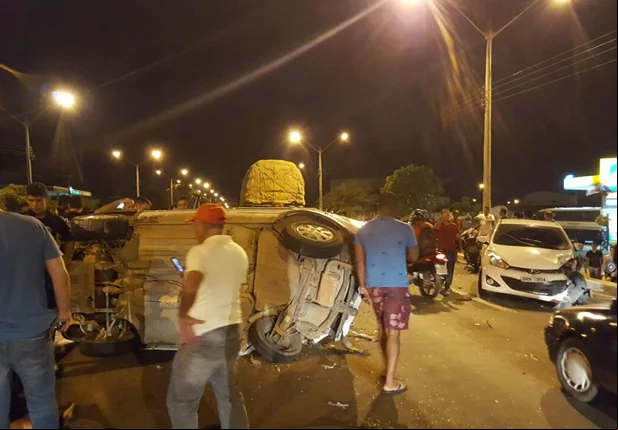 Carro capota após colisão
