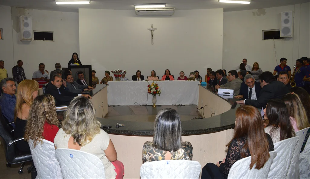 Todos os quinze vereadores participaram da sessão solene
