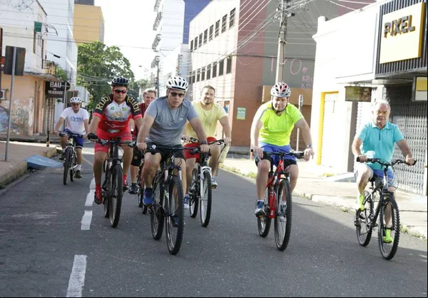 Firmino Filho andando de bicicleta