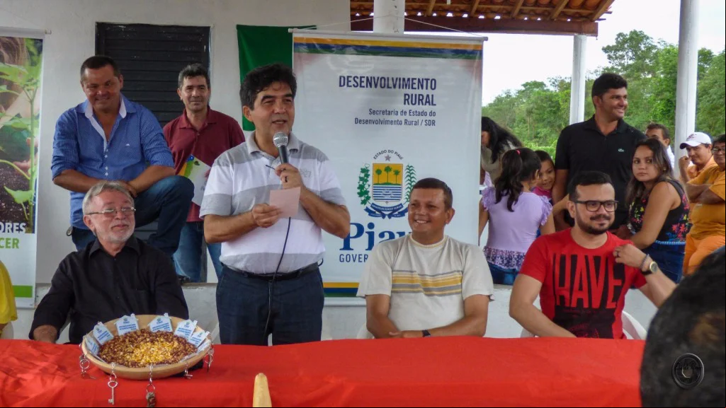Prefeito entrega casas na comunidade Lamarão em Cocal 