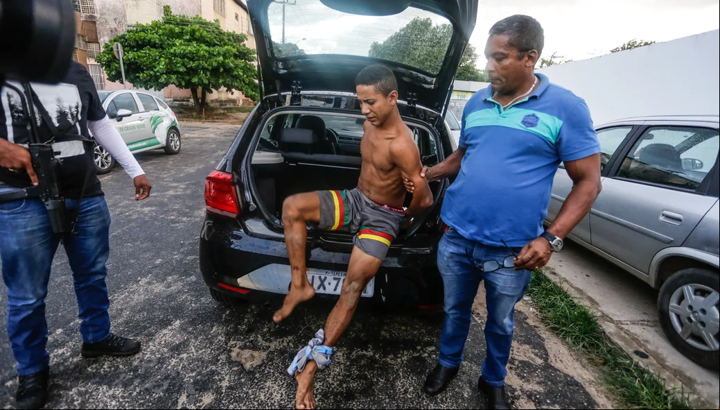 Momento em que "Pequeno" chega à Delegacia de Homicídios