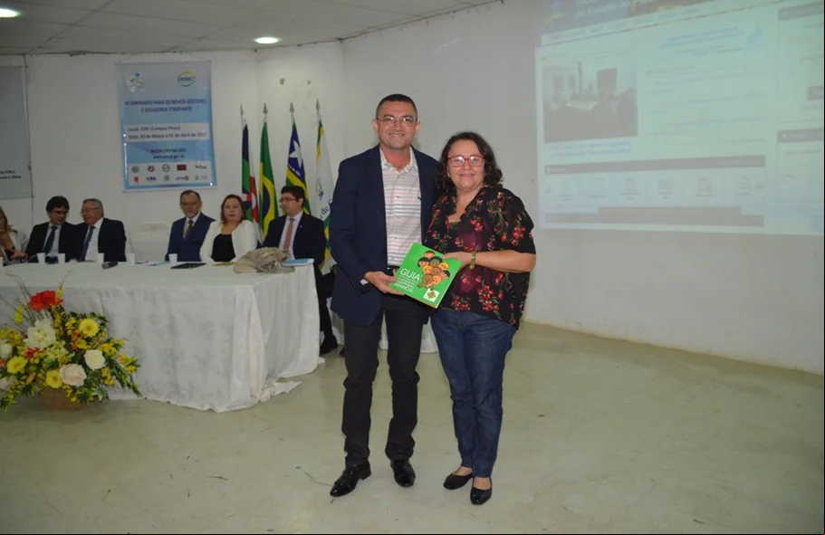 Padre Walmir recebe guia  de manual